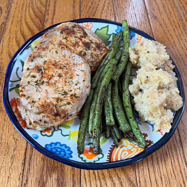 plate-of-pork-chops-and-green-beans